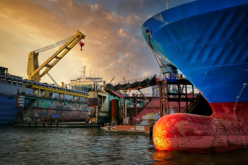 Port Crane Container Ship Elbe  - fietzfotos / Pixabay